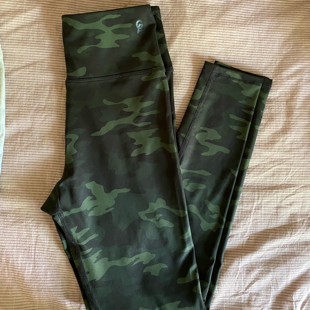 GOOD AMERICAN CAMO-CHIC PERFORMANCE COLLECTION LEGGINGS
